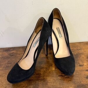 Prada Black Suede Round Toe Pumps Heels Size 40 Gold Logo Sole Made in Italy